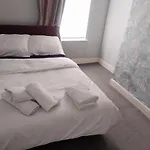 Comfortable 4-Bed House In Hucknall Nottingham