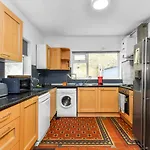 Hazel Dene - Charming 5 Bedroom, 1 Bath Home In Nottingham!