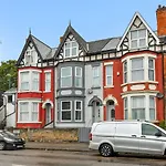 Hazel Dene - Charming 5 Bedroom, 1 Bath Home In Nottingham!