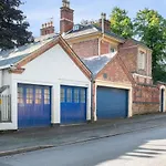 Spacious 2 Bedroom Apartment In Park Estate
