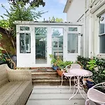 Spacious 2 Bedroom Apartment In Park Estate