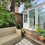 Spacious 2 Bedroom Apartment In Park Estate