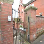 Historic House In The Park, Private Courtyard Near The Castle