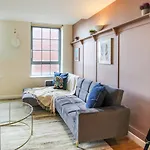 Lovely 1 Bed Apartment With Parking