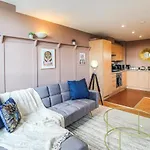 Lovely 1 Bed Apartment With Parking