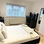 Charming 3-Bed Home Minutes From City Centre