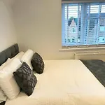 Charming 3-Bed Home Minutes From City Centre