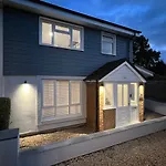 Immaculate Newly Refurbished 4 Bed House