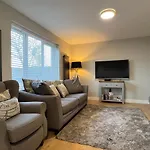Immaculate Newly Refurbished 4 Bed House