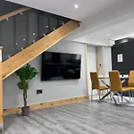 Entire Two Bedroom Guest House & Free Parking