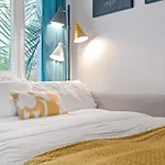 Urban Elegance - 2 Bed Luxury City Retreat