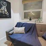 Spacious 1 Bed Apartment 1 Minute Walk From Square