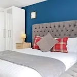 Luxurious 3 Bedroom Apartment In Park Estate