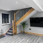 Entire Two Bedroom Guest House & Free Parking
