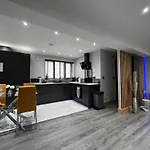 Entire Two Bedroom Guest House & Free Parking