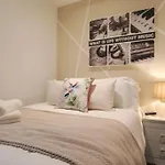 Spacious 1 Bed Apartment 1 Minute Walk From Square