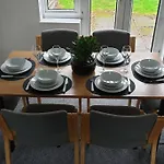 Perry House! Sleeps 7,Ideal For Contractors & Business Stays, Large Driveway With Van & Car Parking