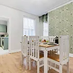 Liz\'S 4 Bed House: Close To The Motor Point Arena