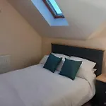 Roomy Penthouse 2 Double Bed Apartment - Spacious - Central Beeston - Free Secure Parking -