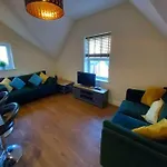 Roomy Penthouse 2 Double Bed Apartment - Spacious - Central Beeston - Free Secure Parking -