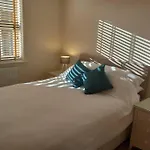 Spacious 2 Double Bed Apartment - Free Parking - Central Beeston Location
