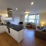 Spacious 2 Double Bed Apartment - Free Parking - Central Beeston Location