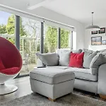 Spacious 4 Bedroom House With Lovely Large Garden