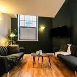 Spacious 2 Bedroom Apartment With Free Parking