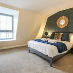 Luxurious 1 Bed Apartment With Free Parking