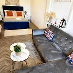 Stylish Serviced Studio Flat With Parking Located Just Off The Vibrant Mansfield Road