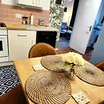 Stylish Serviced Studio Flat With Parking Located Just Off The Vibrant Mansfield Road