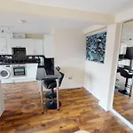Lovely Two Bed Flat With Free Parking