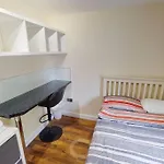 Lovely Two Bed Flat With Free Parking