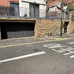 Lovely Two Bed Flat With Free Parking