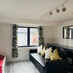 Lovely 2 Bedroom Flat With Free Parking Flat 5