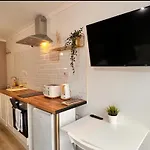 Cosy & Convenient Space Near M1, Em Airport & City