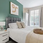 Spacious 2 Bedroom Apartment - Great Location
