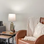 Spacious 2 Bedroom Apartment - Great Location