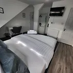 Nottingham Forest Rd, Short Stays