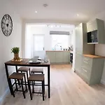City Centre 2 Bed House Perfect For Contractors With Free Parking