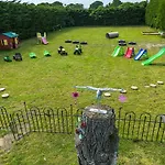 Upside Down House - Sleeps Up To 6 Guests - Great For Family And Friends Gatherings,Corporate Events ,Near Sherwood Forest At Fairview Farm In Nottingham Set In 88 Acres