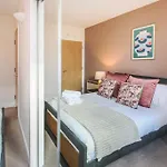 Modern 2 Bedroom Apartment By Train Station