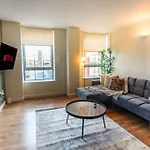 Modern 2 Bedroom Apartment By Train Station