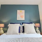 Modern 2 Bedroom Apartment By Train Station