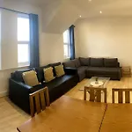 Huge Flat Sleeps 6+ Free Parking