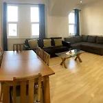 Huge Flat Sleeps 6+ Free Parking