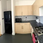 Huge Flat Sleeps 6+ Free Parking