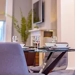 Luxury Spacious Flat For 4 Guests & Free Parking