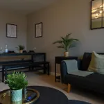 City Centre - 2Br Apt - Free Parking - Long Stays