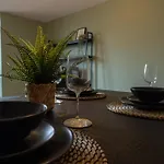 City Centre - 2Br Apt - Free Parking - Long Stays